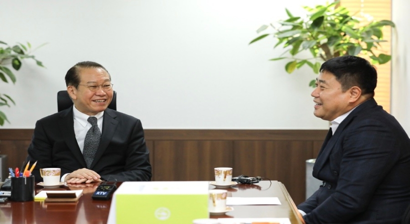 Unification Minister Kwon Youngse meets with Chairman Yang Jun Hyuk of the Yang Jun Hyuk Baseball Foundation