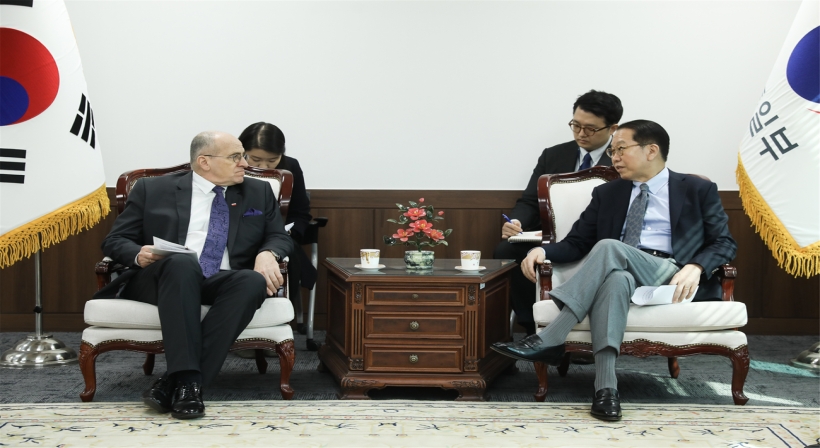 Unification Minister Kwon Youngse meets with Polish Foreign Minister Zbigniew Rau