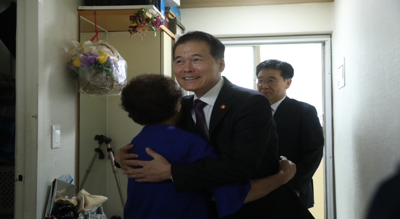 Minister Kim Yung Ho visits separated families to provide solace during Chuseok