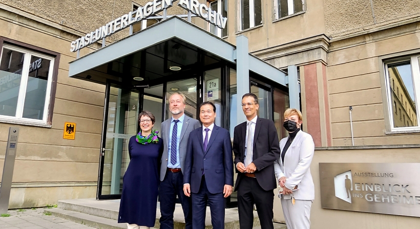 Minister Kim Yung Ho visits the UK and Germany