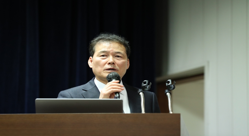Unification Minister Kim Yung Ho delivers a special lecture for residents in the Northern Korean provinces