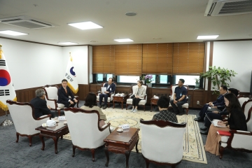 김영호 장관, 귀환 국군포로 및 납북자·국군포로 피해자 가족 면담