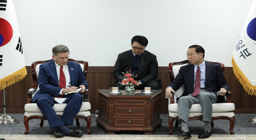 Unification Minister Kwon meets with the president of the Wilson Center to explain unification and North Korean policies
