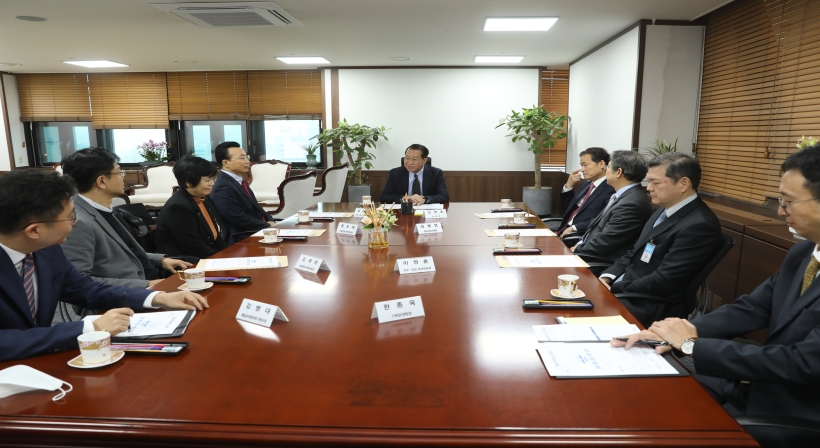 Unification Minister Kwon meets with Chairman and members of the Unification Future Planning Committee