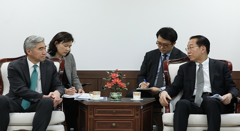 Unification Minister Kwon Youngse meets with United States Special Representative for North Korea Sung Kim