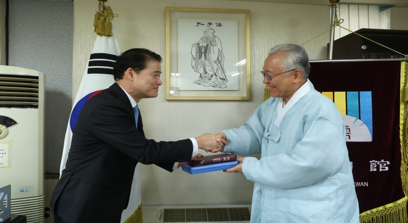 Minister Kim pays a courtesy visit to the director of Sungkyunkwan
