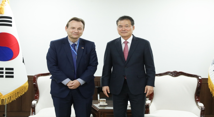 Minister Kim Yung Ho meets with German Ambassador to Korea Georg Schmidt