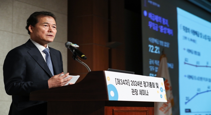 Unification Minister Kim Yung Ho delivers a lecture at the 35th general meeting of the Korea Association of Social Welfare Centers