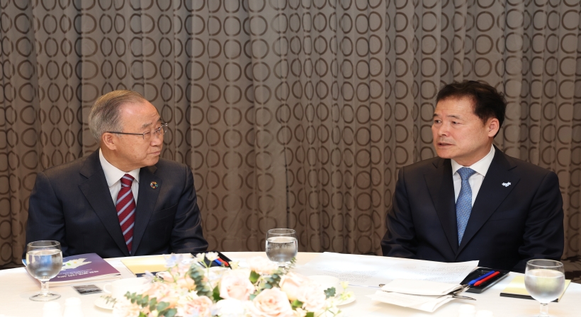 Unification Minister Kim Yung Ho hosts a luncheon for former UN Secretary-General Ban Ki-moon