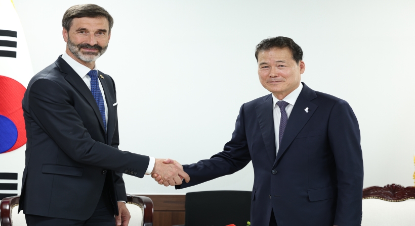 Unification Minister Kim Yung Ho meets with Slovakia’s Foreign Minister Juraj Blanár