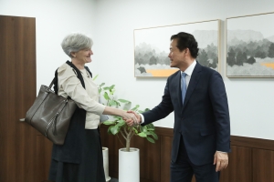 金暎浩长官接见加拿大驻韩大使塔玛拉·莫欣尼